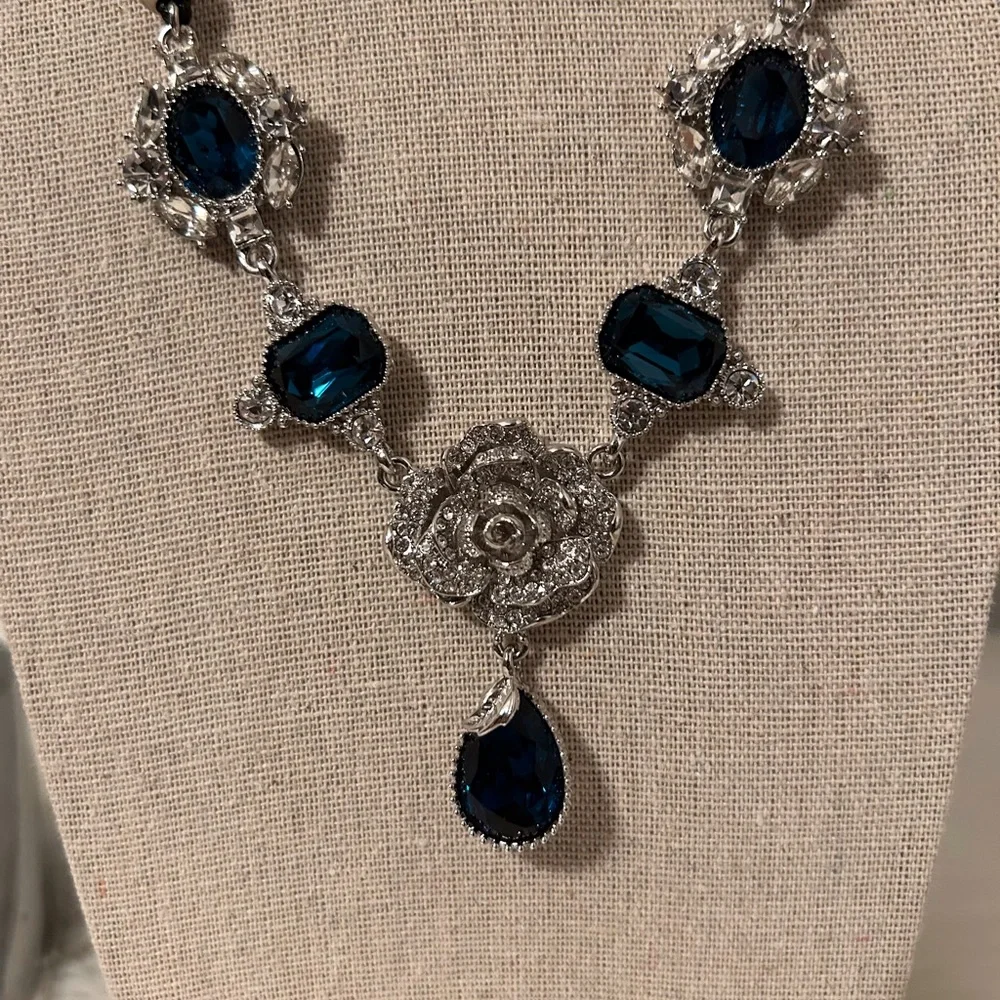 Elegant Silver Rhinestone and Royal Blue  Stones Pendant Necklace NWOT